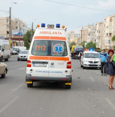 Doi băieţi, de 15 şi 18 ani, victime ale unei autoutilitare